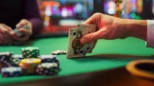 Filipino sports bettor placing a wager on phlove22 bet using a mobile phone